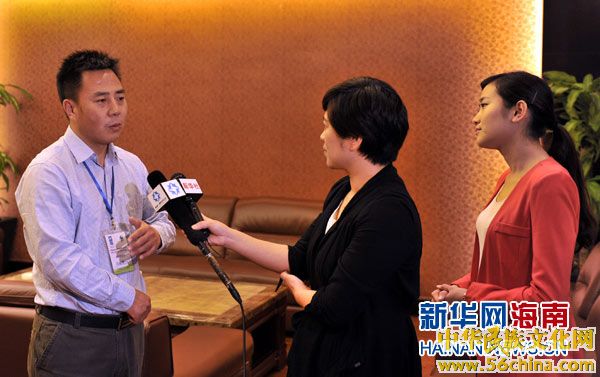 联合国开发计划署代表马超德接受新华社和海南电视台记者采访" align=