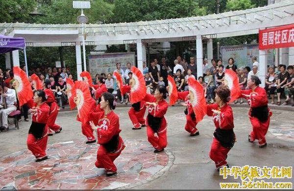 湖北民俗歌舞入社区 “渔鼓”文化融新意