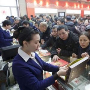 马年特种邮票首发 长春集邮爱好者通宵抢票
