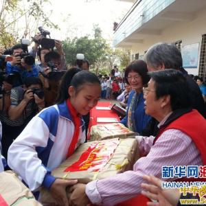 两岸笔会40余艺术家向海南黎苗族小学赠书