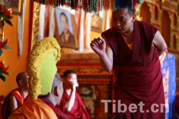 中国藏语系高级佛学院“格鲁派”第十一届高级学衔辩经考试现场
