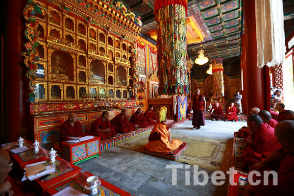中国藏语系高级佛学院“格鲁派”第十一届高级学衔辩经考试现场