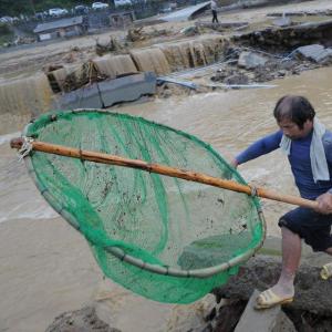 贵州雷山洪水渐消退 村民洪水中淡定捞鱼