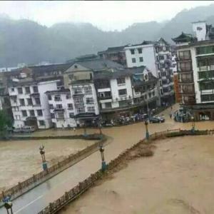 贵州黔东南突降暴雨引发洪水 雷山县城被淹水