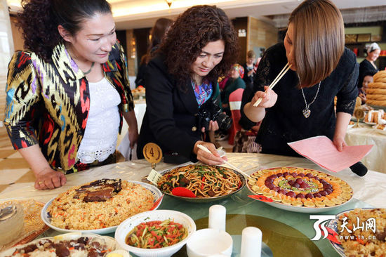 比赛评委和来宾品尝各类美食。