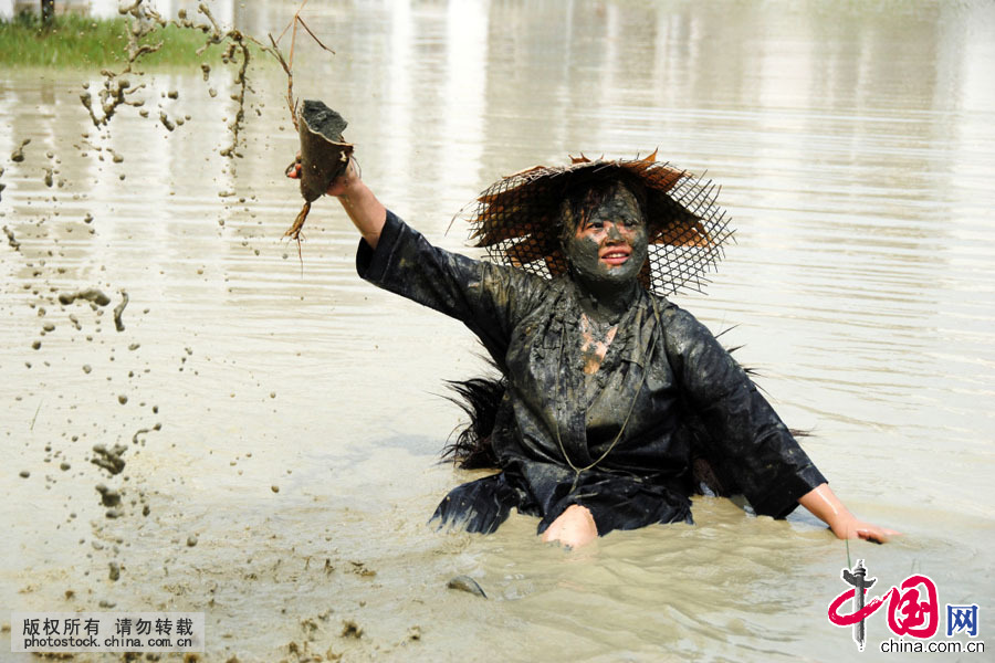 2011年7月6日，贵州省剑河县苗族同胞在“水鼓舞”中相互嬉戏打闹，以示祝福。中国网图片库 杨文斌摄