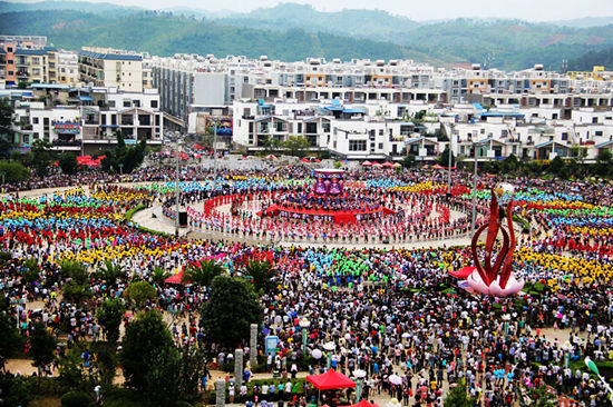 万人齐聚“花脸节” 万人齐聚“花脸节”