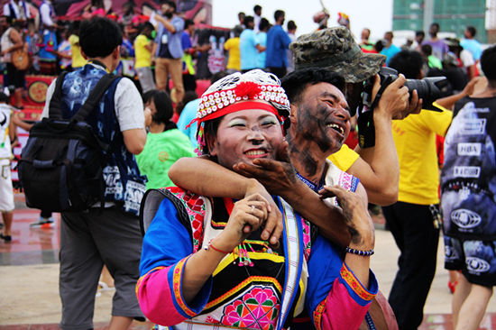 彝族青年“抹花脸” 彝族青年“抹花脸”