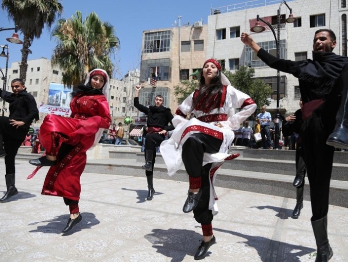 巴勒斯坦民众着民族盛装载歌载舞 支持民族文化