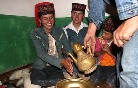 http://daidai.qiniud中国维吾尔族的文明礼仪之给洗手水