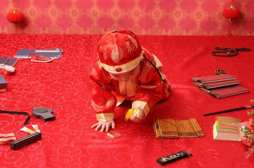 舐犊情深：抓周礼