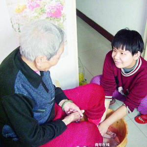 向妈妈学习 好好孝敬姥姥