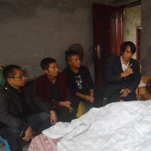 贵州松桃：苗寨7岁娃娃撑起一个家