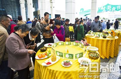 7日上午，2015高邮旅游美食节暨首届菱塘清真美食节开幕式在菱塘回族乡举行。省餐饮行业协会会长周达志、省餐饮行业协会常务副会长于学荣、省旅游局旅游信息中心主任周晓平、扬州市旅游局副局长王明宏等出席开幕式，我市市委副书记、宣传部部长张秋红宣布“2015高邮旅游美食节暨首届菱塘清真美食节”开幕，副市长钱富强致辞，副市长杨文喜主持开幕式，市政协副主席、市委统战部部长张贵龙出席开幕式。