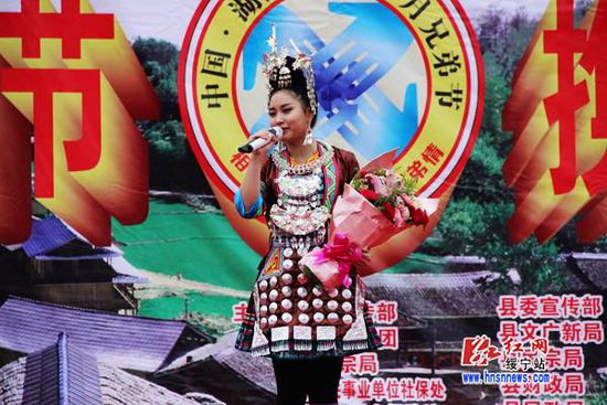 全国新生代侗族歌王王馨应邀演出
