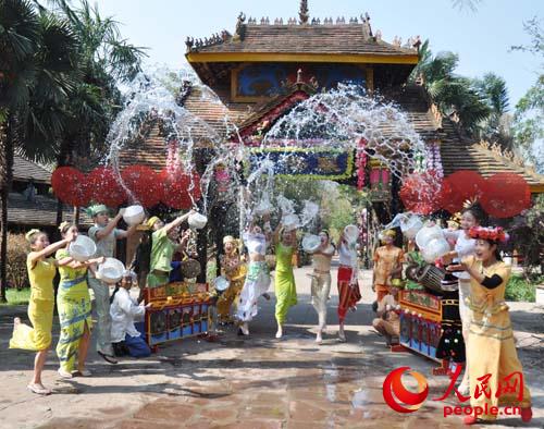 超萌泼水节?狂欢民族村