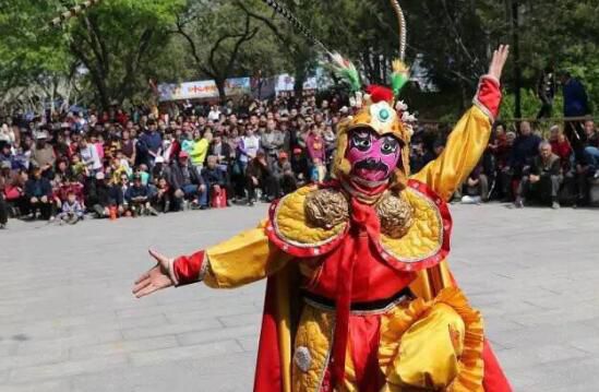 杂技绝活达人秀炒热民族文化节