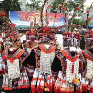 贵州平塘苗族服饰图案 记载祖先迁徙路线