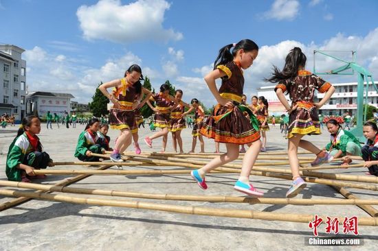 6月16日，贵州省丹寨县扬武小学学生跳竹排舞。近年来，为了传承少数民族传统文化，贵州省丹寨县积极开展民族民间文化进校园活动。扬武中学以国家级非物质文化遗产锦鸡舞、苗族手工蜡染等为基础自编了锦鸡舞大课间体操以及开设了蜡染班、芒筒芦笙舞班，编写《苗族蜡染》教材，为少数民族学生搭建了多元化的教育成长平台。中新社记者