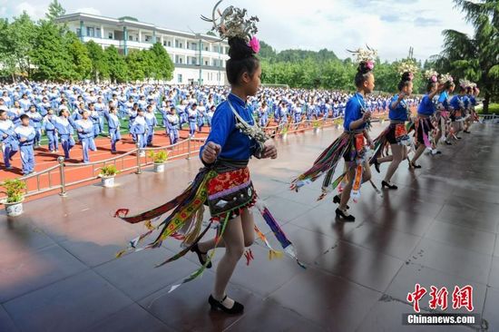 6月16日，贵州省丹寨县扬武中学学生跳锦鸡舞。近年来，为了传承少数民族传统文化，贵州省丹寨县积极开展民族民间文化进校园活动。扬武中学以国家级非物质文化遗产锦鸡舞、苗族手工蜡染等为基础自编了锦鸡舞大课间体操以及开设了蜡染班、芒筒芦笙舞班，编写《苗族蜡染》教材，为少数民族学生搭建了多元化的教育成长平台。中新社记者