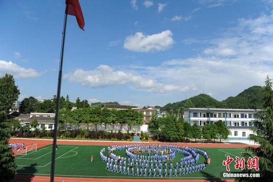 6月16日，贵州省丹寨县扬武中学学生跳锦鸡舞。近年来，为了传承少数民族传统文化，贵州省丹寨县积极开展民族民间文化进校园活动。扬武中学以国家级非物质文化遗产锦鸡舞、苗族手工蜡染等为基础自编了锦鸡舞大课间体操以及开设了蜡染班、芒筒芦笙舞班，编写《苗族蜡染》教材，为少数民族学生搭建了多元化的教育成长平台。中新社记者