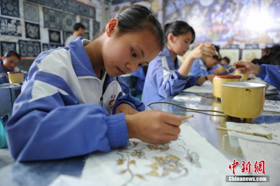 6月16日，贵州省丹寨县扬武中学学生学习蜡染技术。近年来，为了传承少数民族传统文化，贵州省丹寨县积极开展民族民间文化进校园活动。扬武中学以国家级非物质文化遗产锦鸡舞、苗族手工蜡染等为基础自编了锦鸡舞大课间体操以及开设了蜡染班、芒筒芦笙舞班，编写《苗族蜡染》教材，为少数民族学生搭建了多元化的教育成长平台。中新社记者