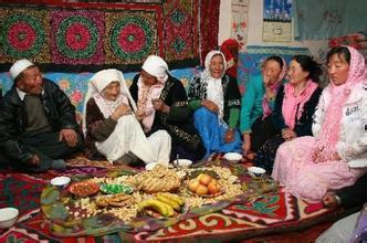 紧密结合新疆实际，用尊重的态度对待各民族习俗 