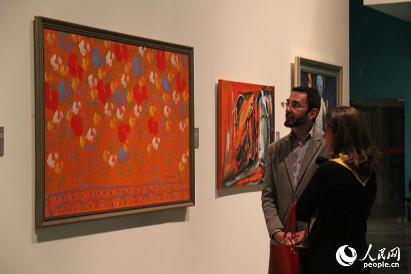 巴西观众在展馆欣赏画作  记者 王海林 摄